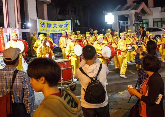 Image for article Kaohsiung, Taiwan: Trazendo a verdade do Falun Gong aos turistas chineses no Feira Noturna Ruifeng