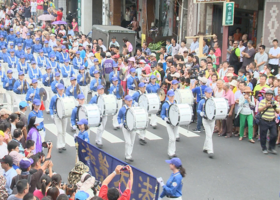Image for article Taiwan: Desfile do Falun Gong se destaca no Festival do Barco do Dragão