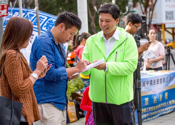 Image for article Taiwan: encenação expõe a perseguição ao Falun Gong – transeuntes assinam a petição para levar o autor da perseguição à justiça