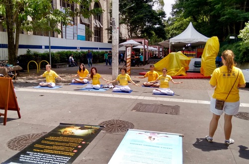 Image for article São Paulo, Brasil: praticantes promovem o Falun Gong e denunciam a perseguição na China