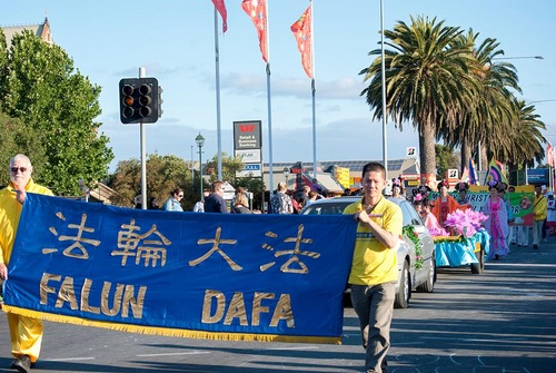 Image for article Austrália: praticantes conscientizam o público sobre a perseguição ao Falun Gong na China