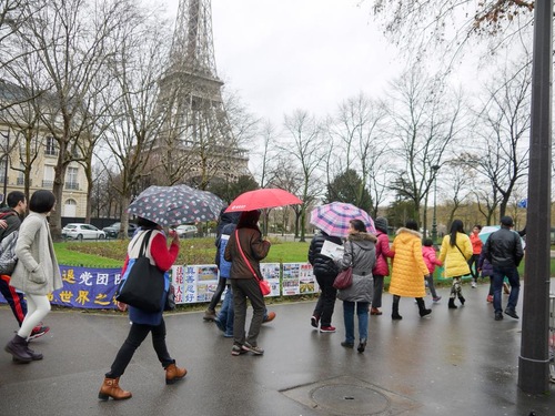 Image for article Turistas chineses na Europa conhecem a verdade sobre a perseguição ao Falun Gong