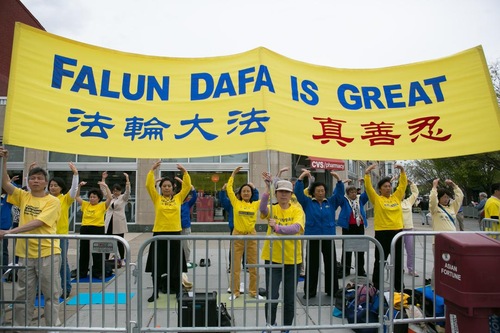Image for article  Durante a Cúpula de Segurança Nuclear, os praticantes do Falun Gong clamam ao presidente chinês, Xi Jinping, que pare com a perseguição
