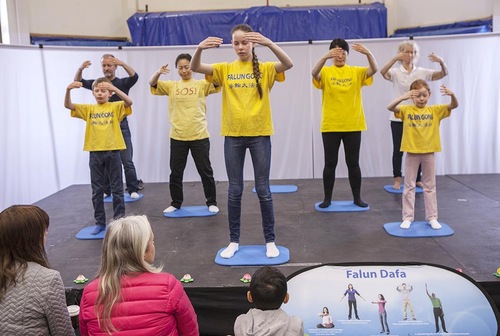 Image for article Mais de 200 pessoas aprendem sobre o Falun Gong na maior Exposição de Saúde da Suécia