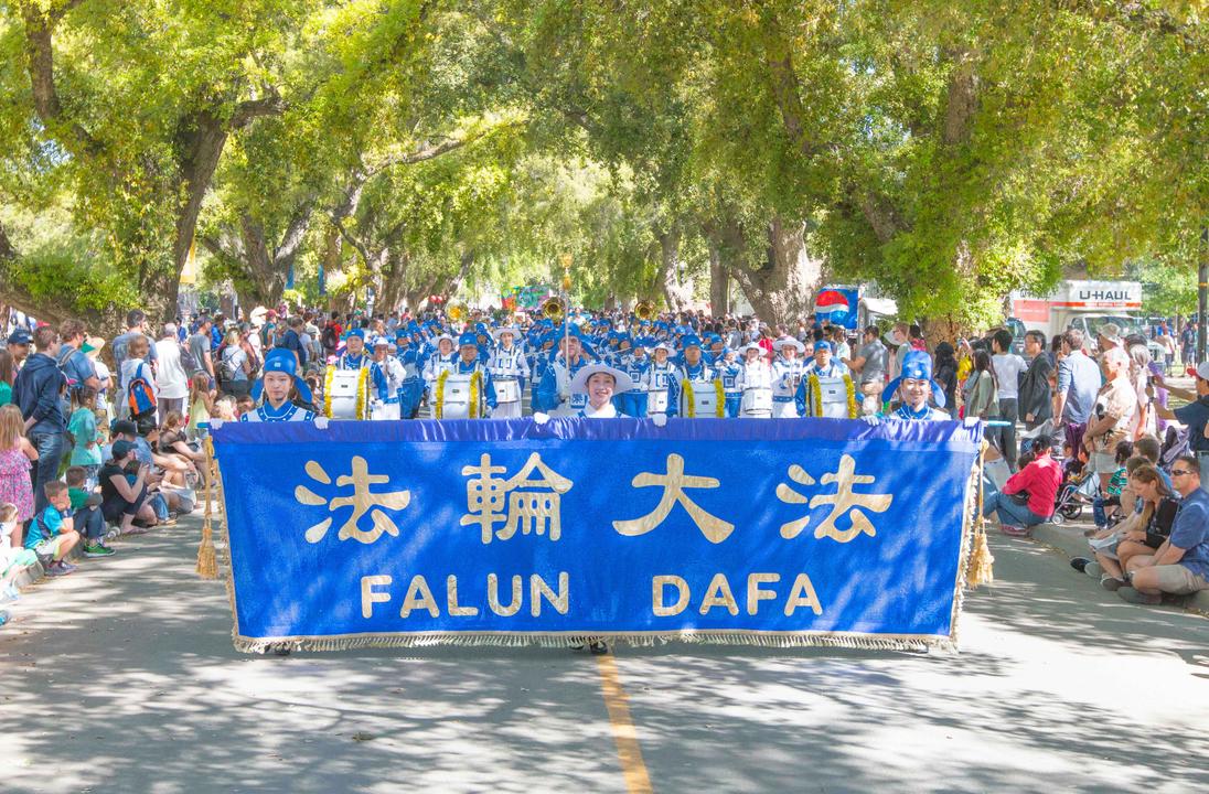 Image for article Desfile do dia de piquenique chinês em Sacramento: apresentação do Falun Gong “Ótima, ótima e ótima!”