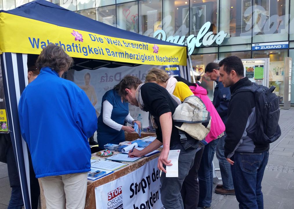 Image for article Praticantes europeus do Falun Gong se reúnem para relembrar o 17º aniversário do apelo pacífico de 25 de abril em Pequim