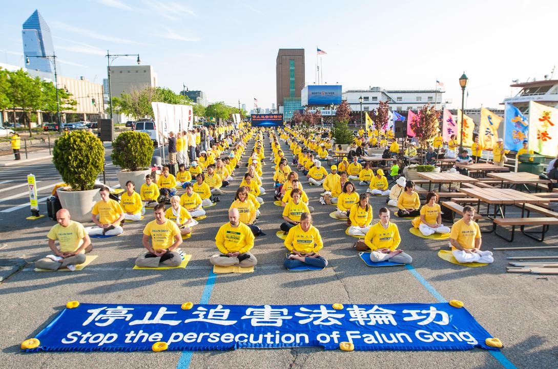 Image for article Residentes e turistas em Nova York condenam a perseguição ao Falun Dafa em frente ao consulado chinês