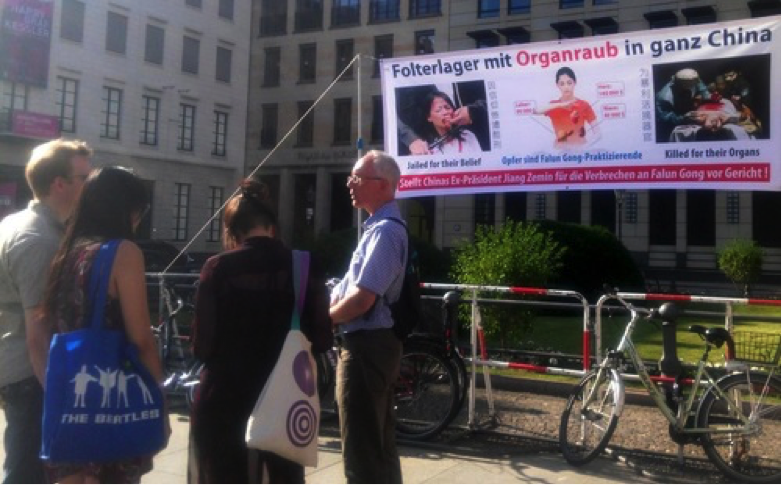 Image for article Berlim, Alemanha: apoiando a liberdade para o Falun Gong no Portão de Brandemburgo