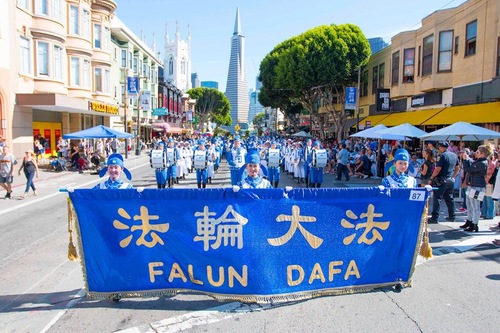 Image for article São Francisco: grupo do Falun Gong é destaque no Desfile do Dia de Colombo