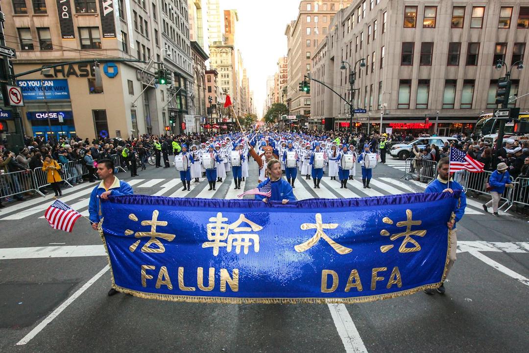 Image for article Beleza do Falun Dafa resplandece no Desfile dos Veteranos em Nova York 