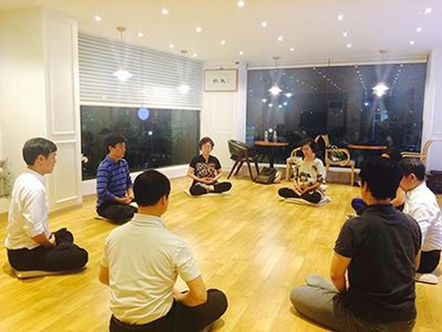 Image for article Seul, Coreia do Sul: novos praticantes aprendem Falun Dafa na Livraria Tianti