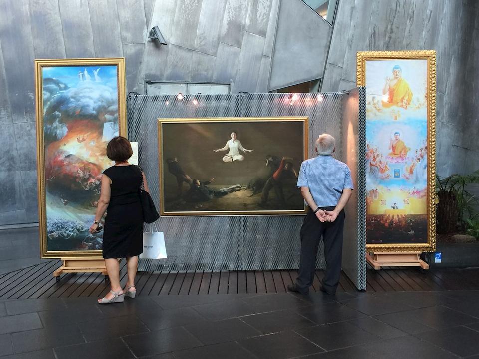 Image for article Austrália: Exposição de arte do Falun Dafa expressa paz interior e expõe a perseguição