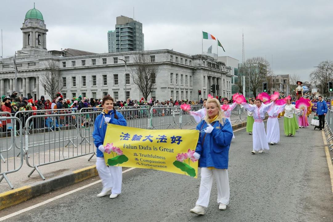 Image for article O Falun Dafa é recebido calorosamente em desfile do dia nacional na segunda maior cidade da Irlanda