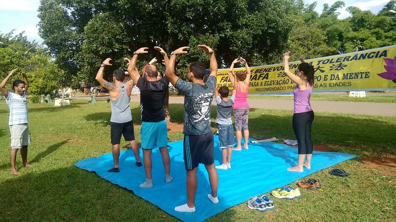 Image for article ​Apresentando o Falun Dafa e ensinando os exercícios no Brasil
