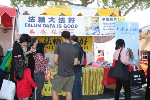 Image for article Sul da Califórnia: informando a comunidade chinesa sobre o Falun Gong na Feira do Ano Novo