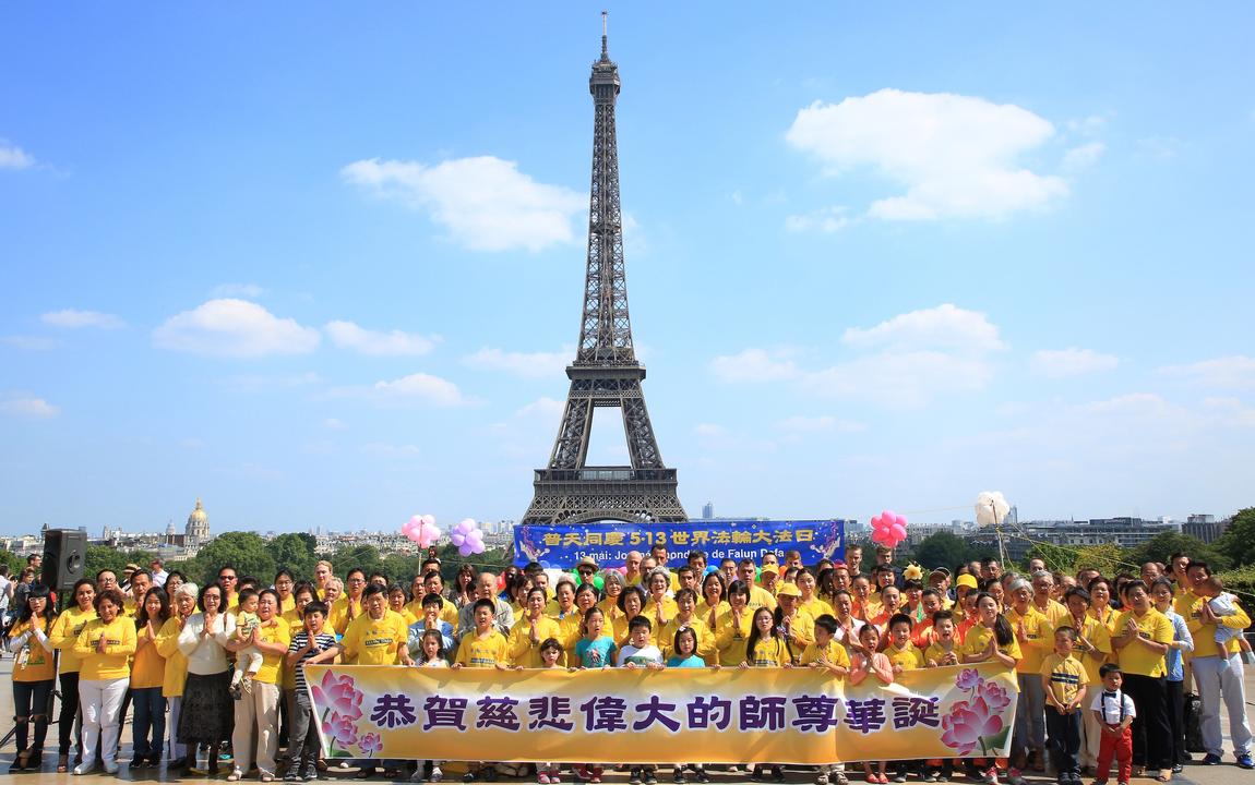 Image for article Paris: Comemoração do Dia Mundial do Falun Dafa na Praça das Liberdades e dos Direitos Humanos