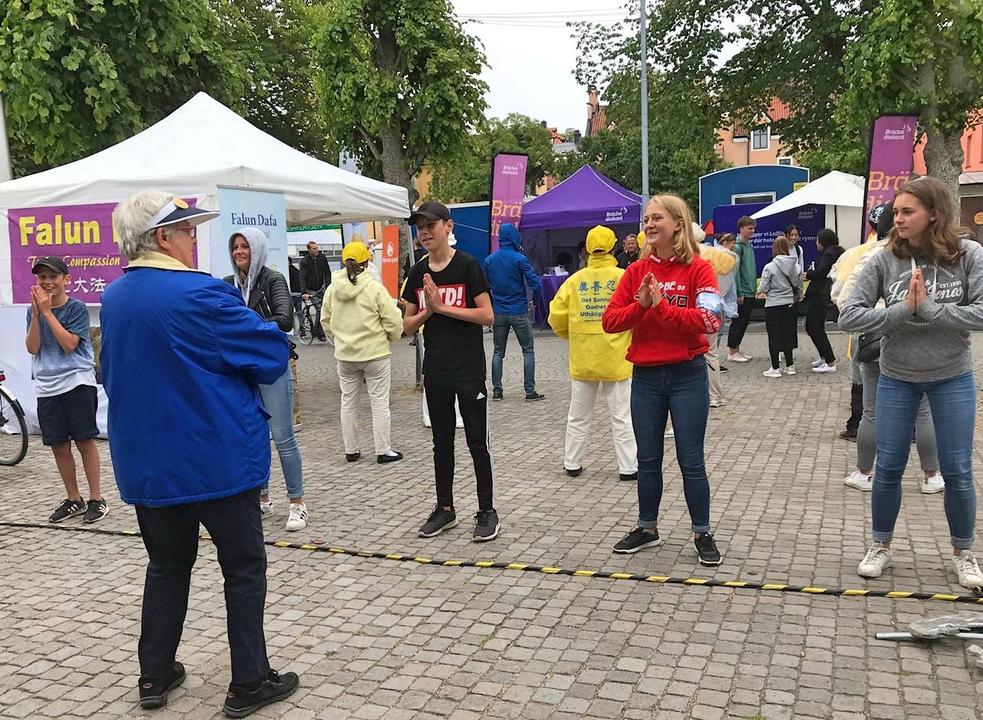 Image for article Suécia: Visitantes encontram o Falun Gong na Semana Anual Política