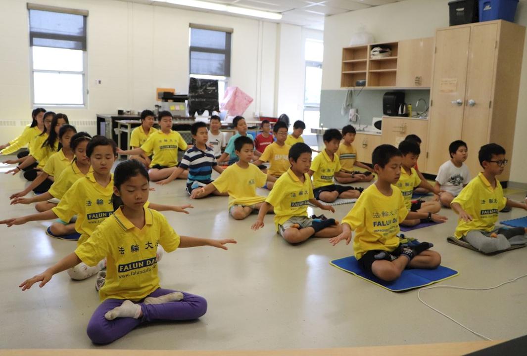 Image for article Cultivando juntos: Acampamento de Verão da Escola Minghui em Toronto