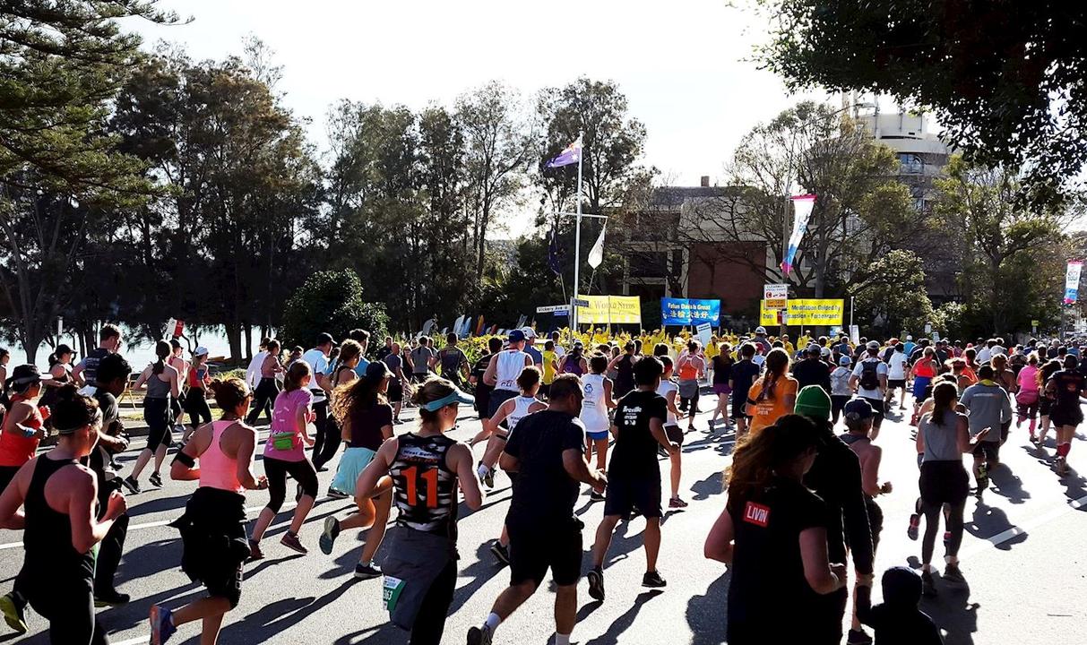 Image for article Sydney, Austrália: Maratonistas encontram o Falun Gong durante evento de surfe