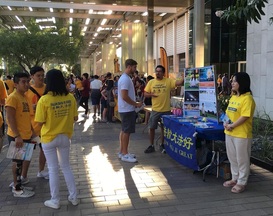 Image for article Arizona State University: Clube Falun Dafa oferece meditação no evento de boas-vindas do outono
