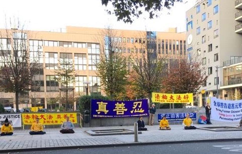 Image for article ​Bélgica: coletando assinaturas contra a perseguição ao Falun Gong durante a Cúpula da Eurásia