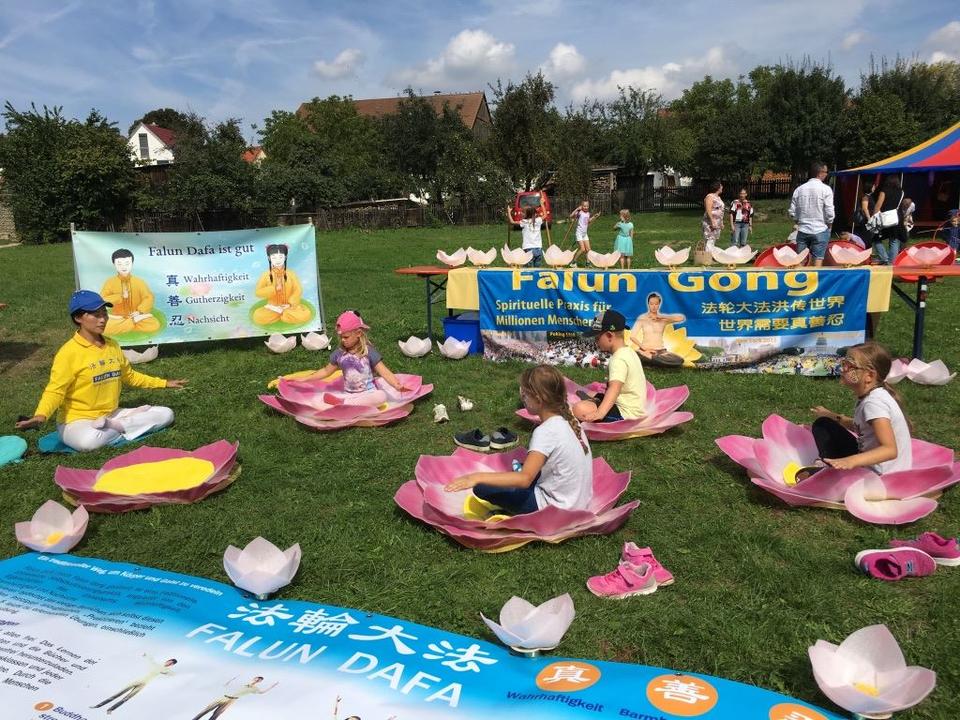 Image for article Alemanha: Políticos e turistas aprendem sobre o Falun Gong no Festival Infantil de Neumarkt