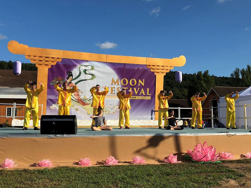 Image for article Aprendendo os exercícios do Falun Gong na celebração do Festival da Lua em Nova York
