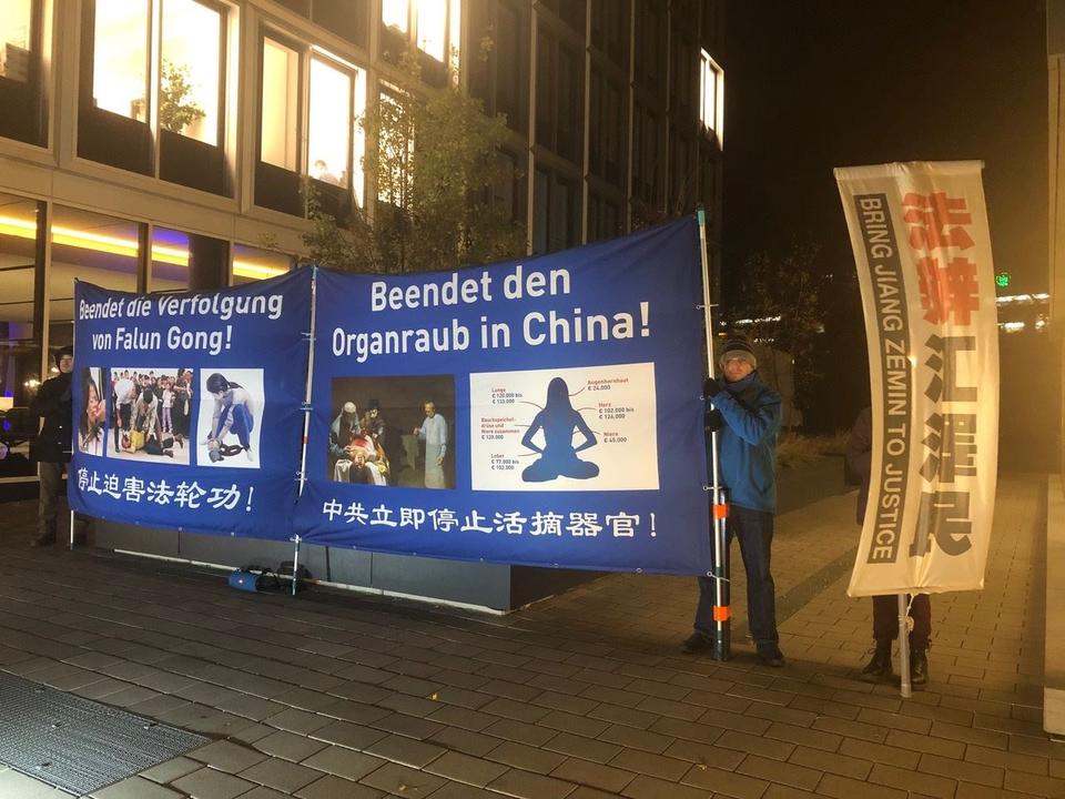 Image for article Alemanha: Praticantes conscientizam o público sobre a perseguição ao Falun Gong na China durante a Cúpula de Hamburgo de 2018