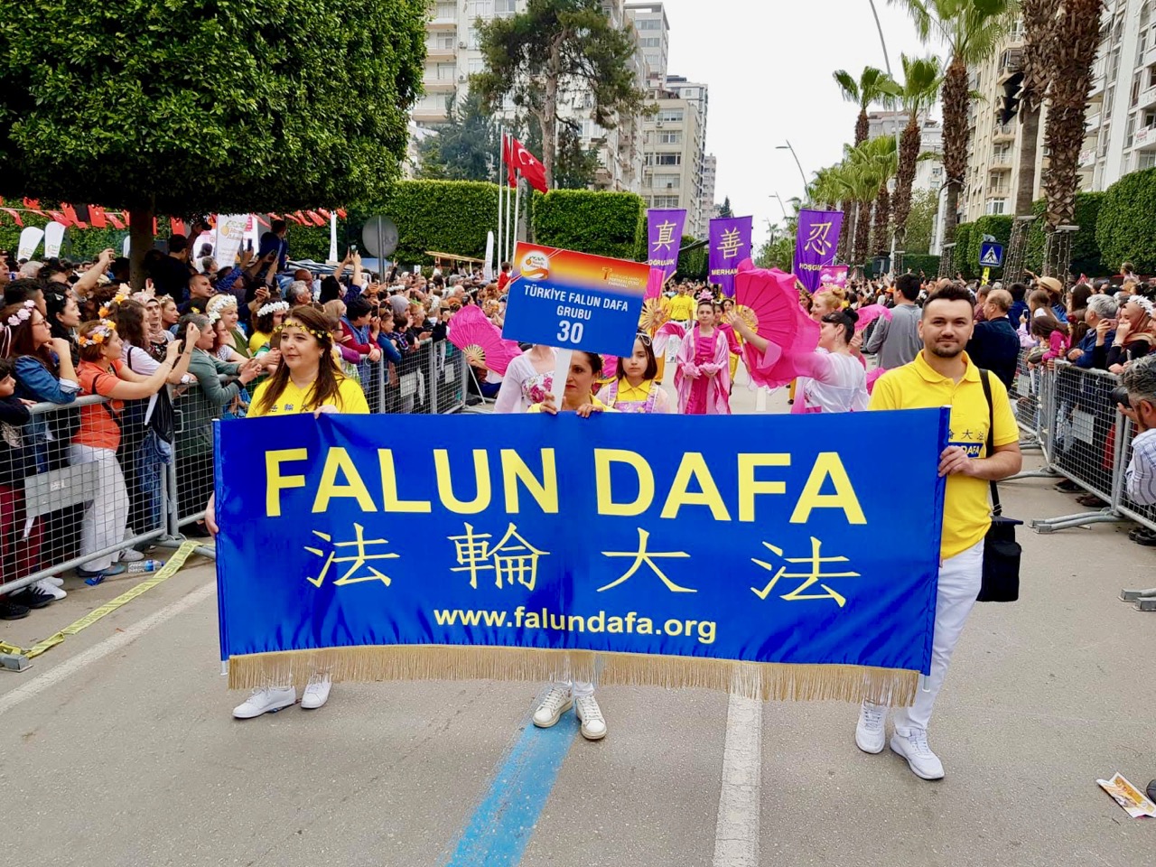 Image for article Turquia: Falun Dafa atrai grande interesse durante o Festival Adana Internacional da Floração das Laranjeiras