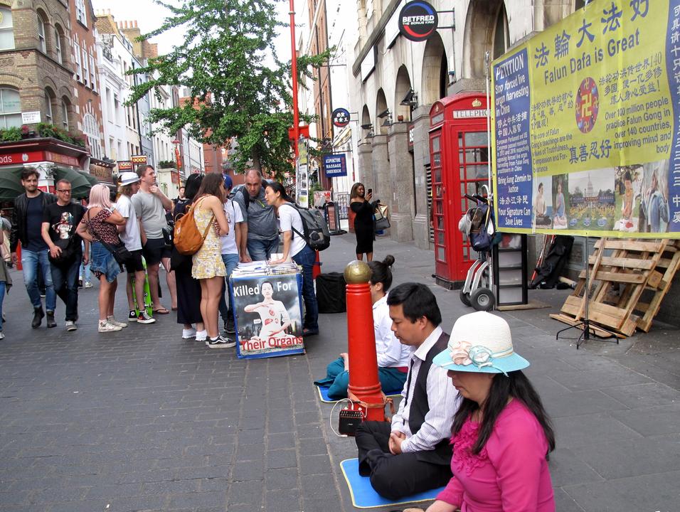 Image for article Inglaterra: Turistas e residentes aprendem sobre o Falun Dafa no bairro chinês de Londres