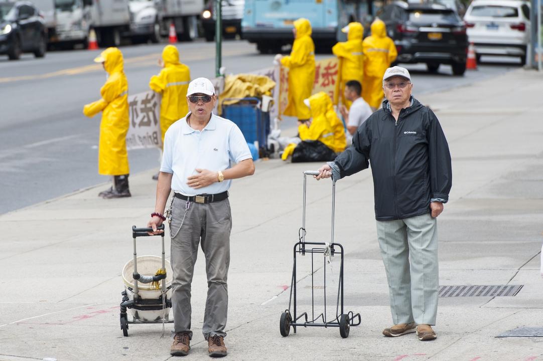 Image for article Exposição de indivíduos pró-PCC na frente do Consulado da China em Nova York