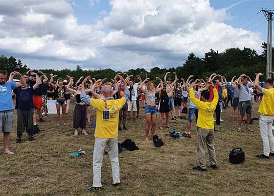 Image for article Polônia: estande do Falun Gong é um sucesso no maior festival de rock da Europa