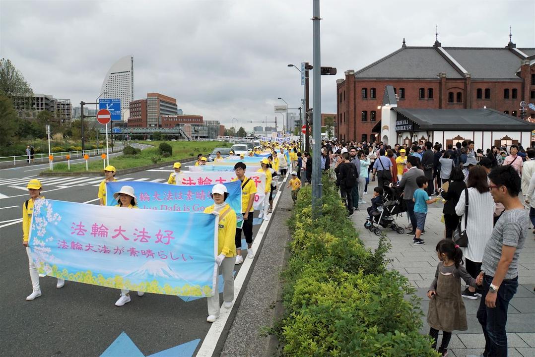 Image for article Yokohama, Japão: Praticantes do Falun Gong realizam desfile para por fim a perseguição