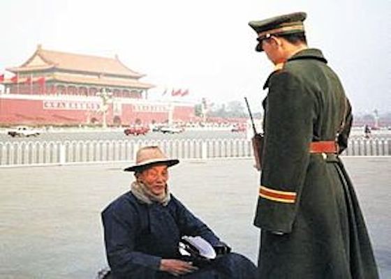 Image for article Idosos são perseguidos por lerem livros do Falun Gong com outros praticantes