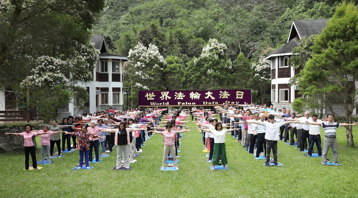 Image for article Taiwan: praticantes do Falun Gong celebram o Dia Mundial do Falun Dafa no Lago Sol Lua