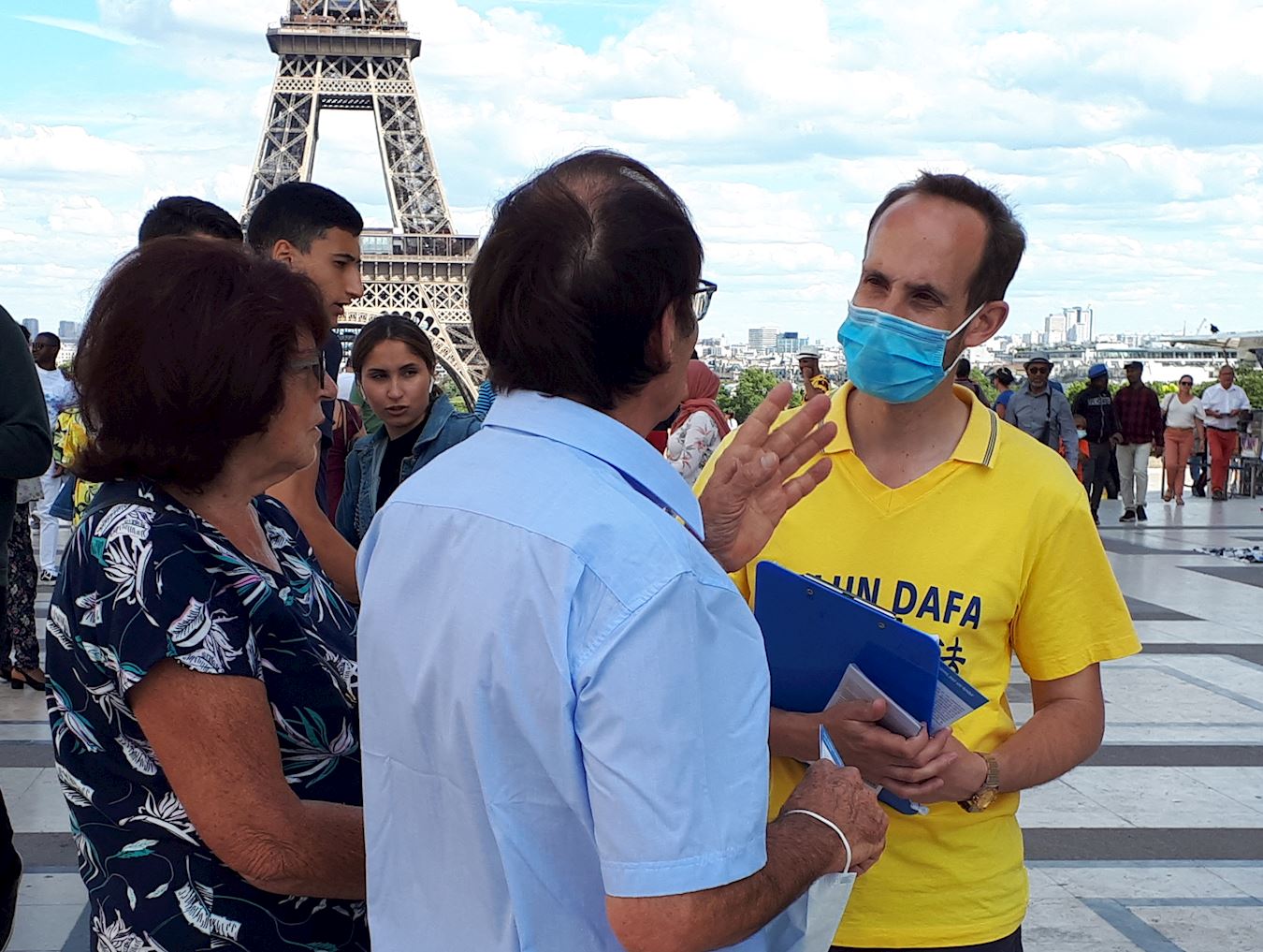Image for article França: Apoio contínuo ao Falun Gong na Praça dos Direitos Humanos