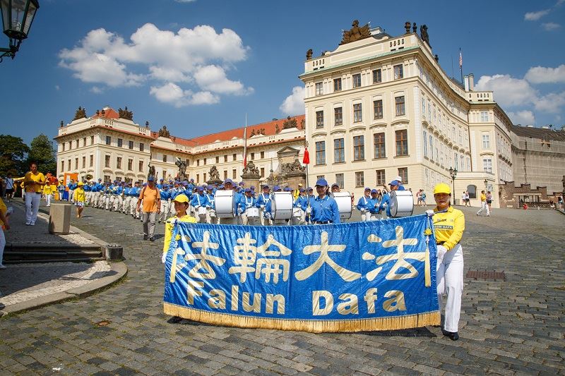Image for article República Checa: desfile do Falun Dafa em Praga traz luz e esperança