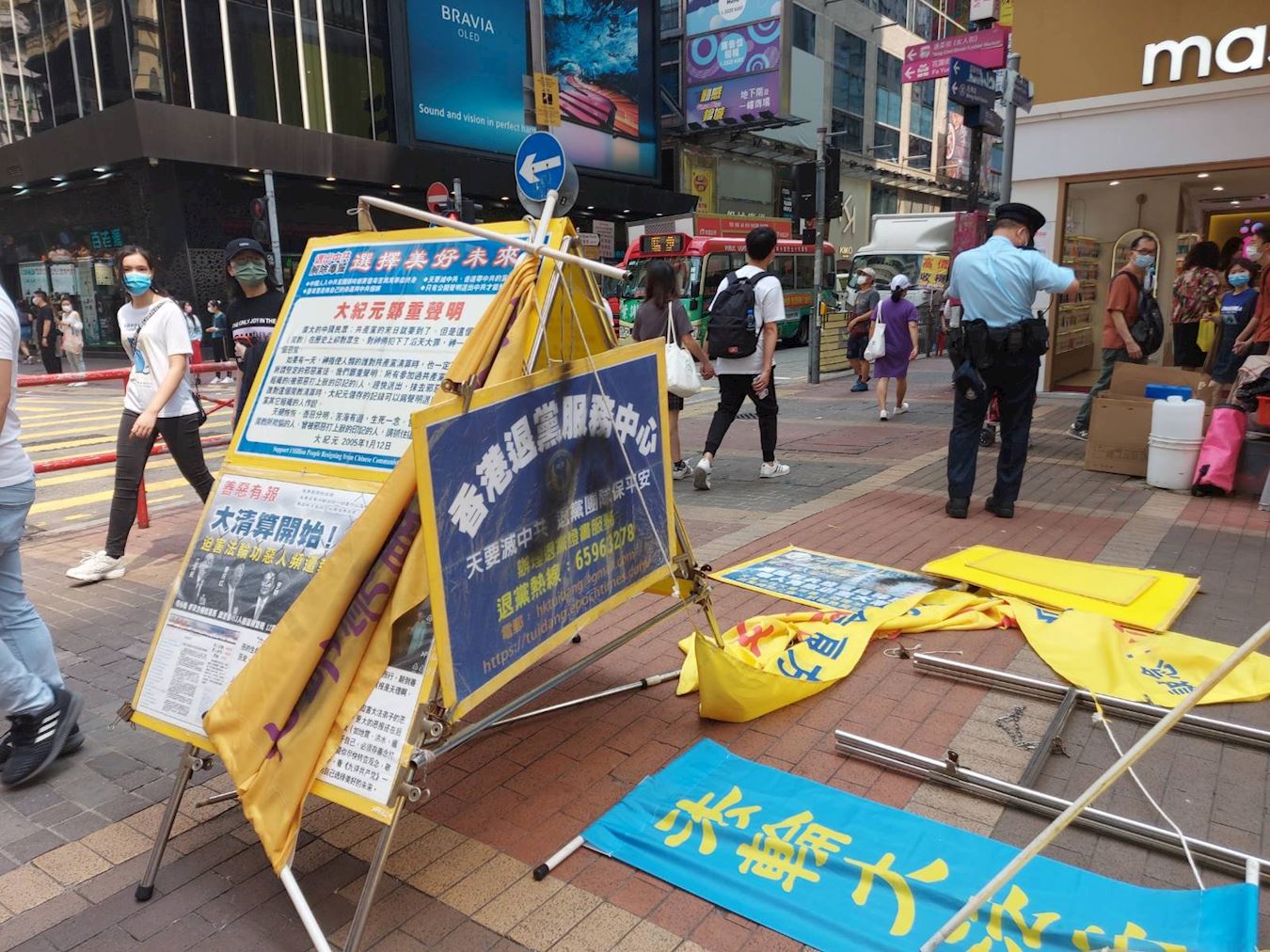 Image for article Hong Kong: estandes do Falun Gong são vandalizados por grupos pró-PCC (Vídeo) 