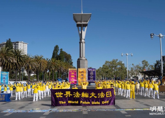 Image for article Califórnia: Praticantes em San Francisco realizam desfile para comemorar o Dia Mundial do Falun Dafa e desejam um feliz aniversário ao fundador do Dafa