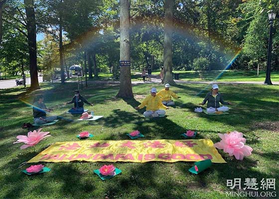 Image for article Canadá: turistas das Cataratas do Niágara ficam felizes em aprender o Falun Dafa