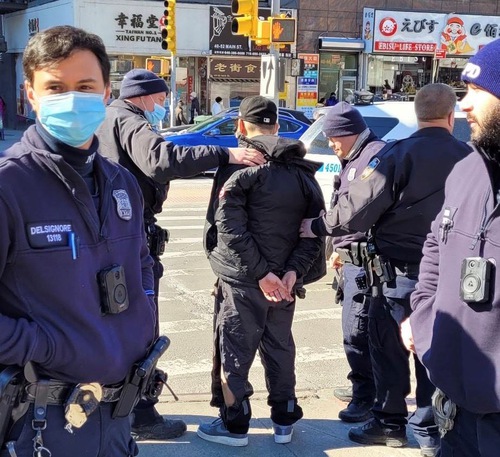 Image for article Flushing, Nova York: Suspeito é preso e enfrenta acusações criminais por atacar estandes do Falun Gong