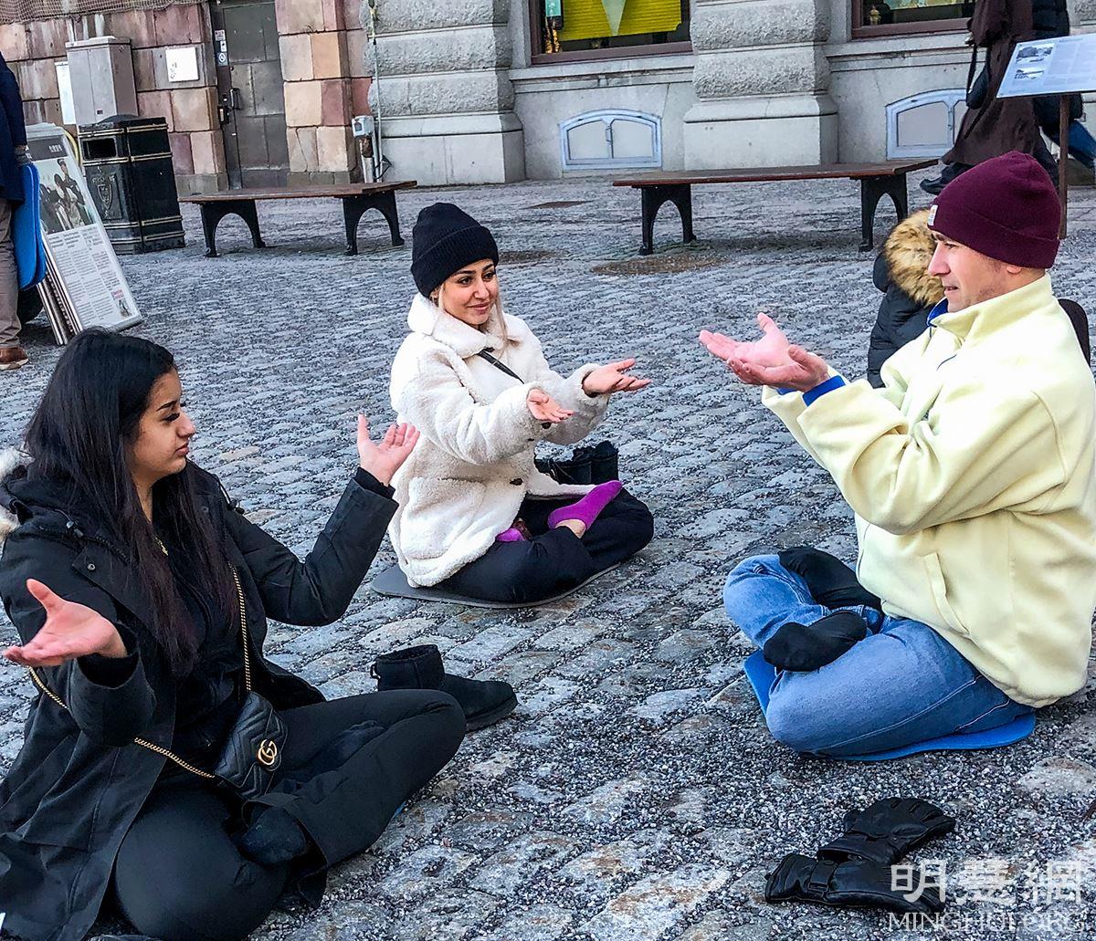 Image for article Estocolmo, Suécia: Pessoas agradecem aos praticantes por exporem a perseguição ao Falun Dafa pelo regime do PCC