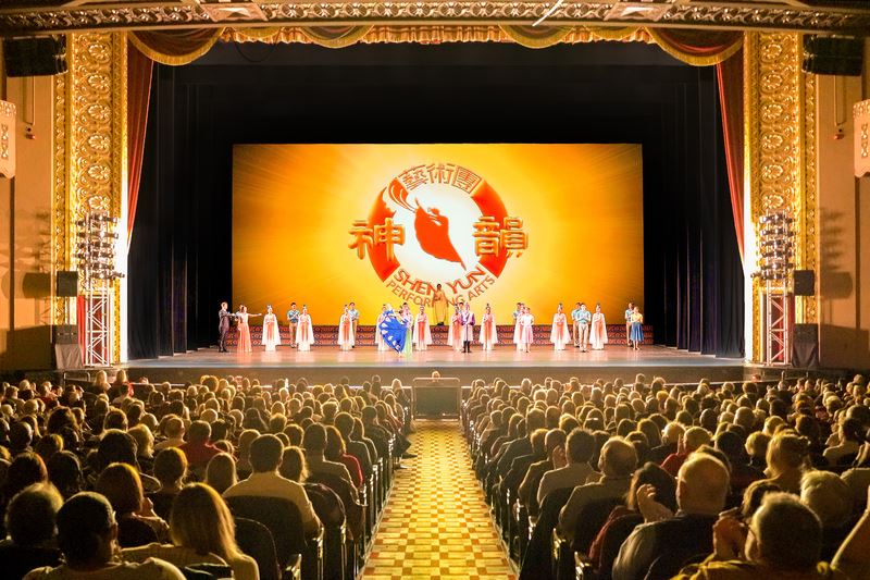 Image for article ​Audiência de teatro na França e em quatro estados americanos encontram graça e poder no Shen Yun: 