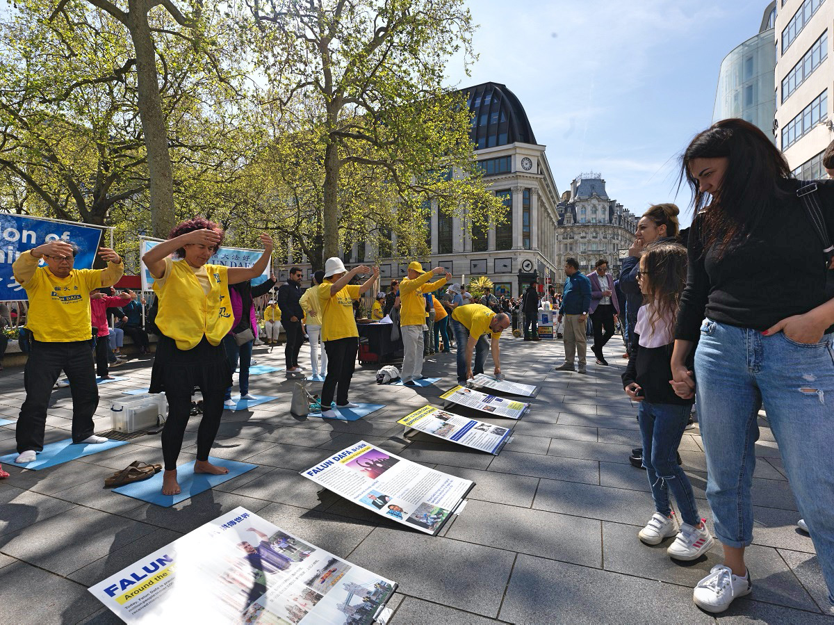 Image for article Reino Unido: Praticantes do Falun Dafa realizam atividades em Londres para comemorar o apelo de 25 de abril