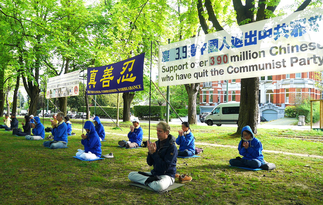 Image for article ​Bélgica: Manifestação pacífica realizada em frente à embaixada da China para comemorar o apelo do 25 de abril