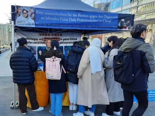 Image for article Renânia do Norte-Vestfália: praticantes do Falun Dafa expõem perseguição contínua na China