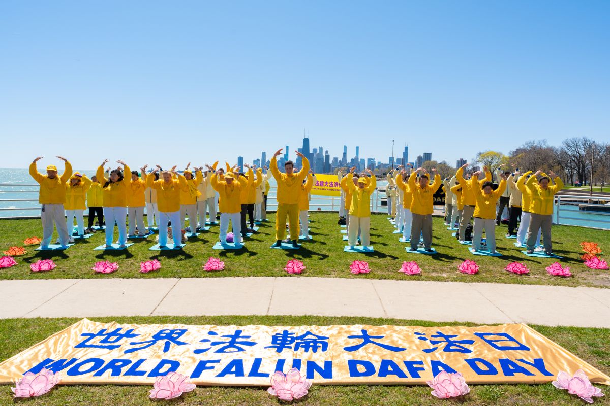 Image for article Chicago: Praticantes do Falun Dafa celebram o 30º aniversário da apresentação pública do Falun Dafa e expressam sua gratidão ao Mestre