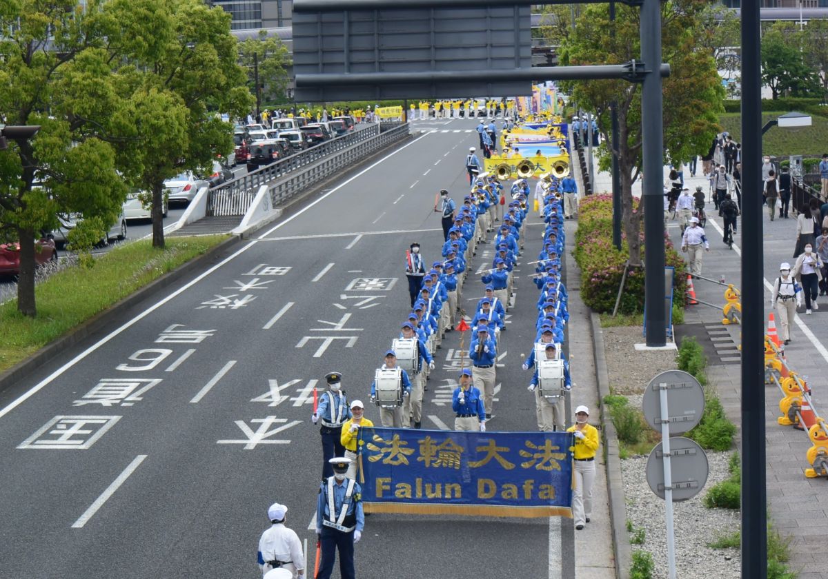 Image for article Yokohama, Japão: Autoridades parabenizam o 30º aniversário do Falun Dafa durante comício e desfile para celebrar o Dia Mundial do Falun Dafa