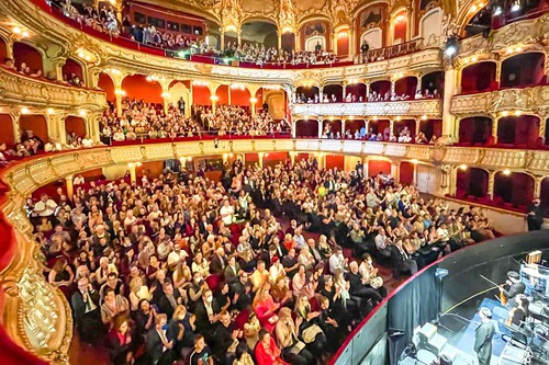 Image for article Shen Yun encanta o público na Áustria, Alemanha, Austrália e EUA: “Uma experiência de vida”