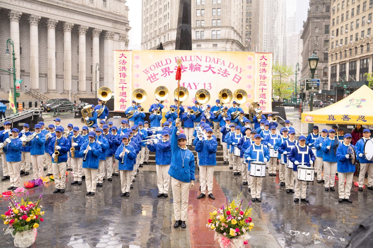 Image for article Nova York: Comemorando o Dia Mundial do Falun Dafa em frente à prefeitura de Nova York, 69 funcionários enviam saudações ao Mestre